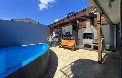 Imagem: A casa possui 2 Dormitórios, 1 Banheiro, 2 Vagas na garagem