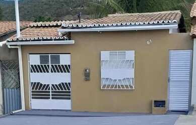 Imagem: A casa possui 2 Dormitórios, 1 Banheiro, 2 Vagas na garagem