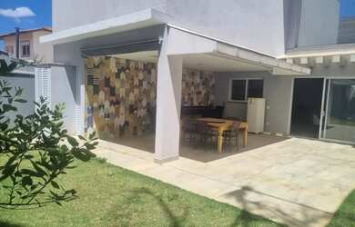 Imagem: A casa possui 4 Dormitórios, 4 Banheiros, 4 Vagas na garagem