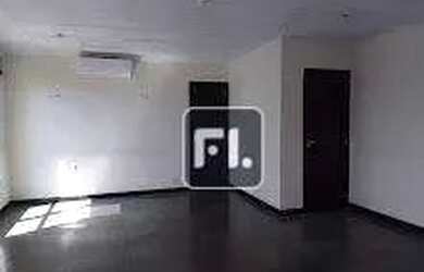 Imagem: O depósito para alugar possui 3 Vagas na garagem e 132m² de