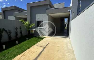 Imagem: A casa possui 2 Dormitórios, 3 Banheiros, 2 Vagas na garagem