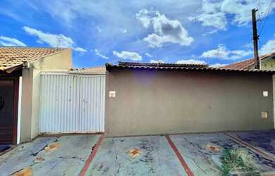 Imagem: A casa possui 3 Dormitórios, 2 Banheiros, Piscina e está