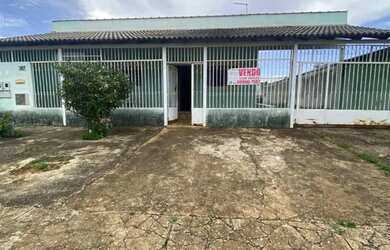 Imagem: A casa possui 3 Dormitórios, 2 Banheiros, 3 Vagas na garagem