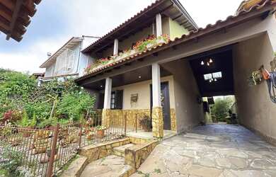 Imagem: A casa possui 3 Dormitórios, 2 Banheiros, 3 Vagas na garagem