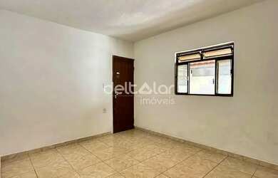 Imagem: A casa possui 1 Dormitório, 1 Banheiro, 1 Vaga na garagem