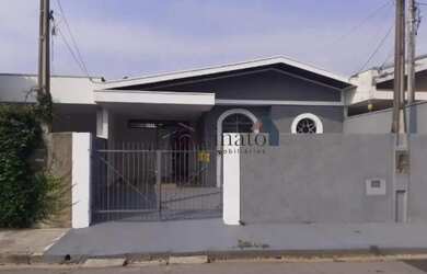 Imagem: A casa possui 3 Dormitórios, 1 Banheiro, 3 Vagas na garagem