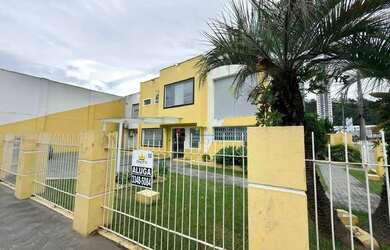 Imagem: O depósito possui 5 Vagas na garagem, 300m² de Área e está