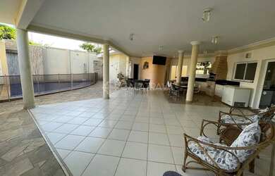 Imagem: A casa em condomínio possui 5 Dormitórios, 5 Banheiros, 3