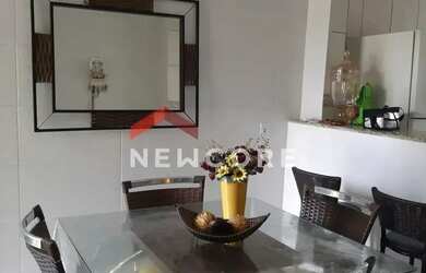 Imagem: A casa possui 3 Dormitórios, 2 Banheiros, 2 Vagas na garagem