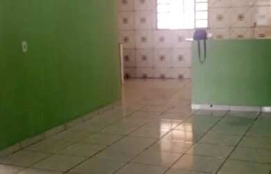 Imagem: A casa possui 2 Dormitórios, 2 Banheiros e 3 Vagas na garagem