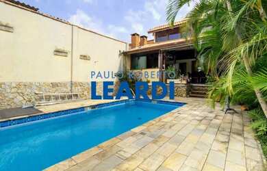 Imagem: A casa possui 4 Dormitórios, 5 Banheiros, 3 Vagas na garagem