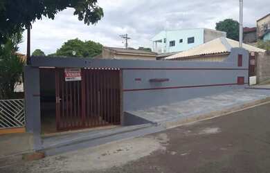 Imagem: A casa possui 2 Dormitórios, 1 Banheiro, 1 Vaga na garagem