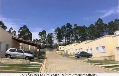 Imagem: A casa em condomínio possui 3 Dormitórios, 1 Banheiro, 2 Vagas