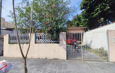 Imagem: A casa possui 2 Dormitórios, 2 Banheiros, 2 Vagas na garagem