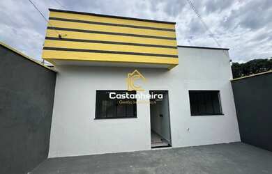 Imagem: A casa possui 3 Dormitórios, 2 Banheiros, 2 Vagas na garagem