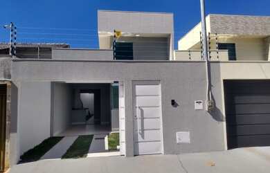 Imagem: A casa possui 3 Dormitórios, 2 Banheiros, 2 Vagas na garagem