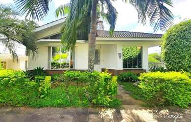 Imagem: A casa em condomínio possui 4 Dormitórios, 4 Banheiros, 3
