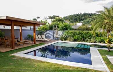 Imagem: A casa possui 5 Dormitórios, 5 Banheiros, 3 Vagas na garagem