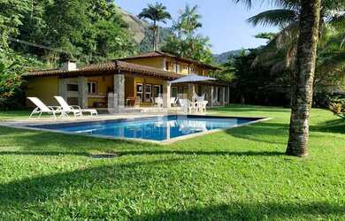 Imagem: A casa possui 4 Dormitórios, 5 Banheiros, 5 Vagas na garagem