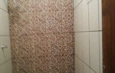 Imagem 13: Qnm 23 fundos 3qts 2 vagas água e luz e ent. separado 800,00 tratar,...