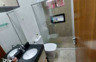 Imagem: A casa possui 2 Dormitórios, 2 Banheiros, 2 Vagas na garagem