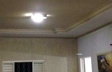 Imagem: A casa possui 3 Dormitórios, 1 Banheiro, 2 Vagas na garagem