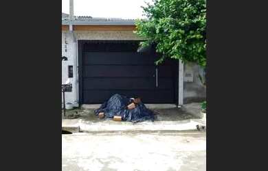 Imagem: A casa possui 3 Dormitórios, 2 Banheiros, 2 Vagas na garagem