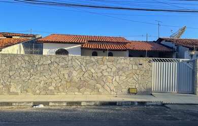 Imagem: A casa possui 3 Dormitórios, 2 Banheiros, 3 Vagas na garagem