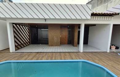 Imagem: A casa possui 4 Dormitórios, 3 Banheiros, 3 Vagas na garagem