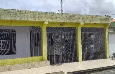 Imagem: A casa possui 3 Dormitórios, 2 Banheiros e 1 Vaga na garagem