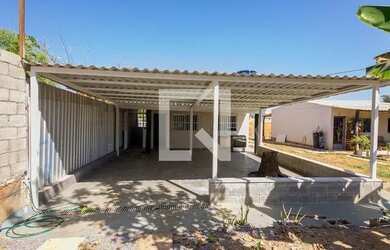 Imagem: A casa possui 2 Dormitórios, 1 Banheiro, 2 Vagas na garagem