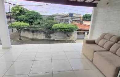 Imagem: A casa possui 3 Dormitórios, 3 Banheiros, 1 Vaga na garagem