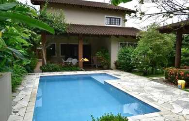 Imagem: A casa possui 4 Dormitórios, 3 Banheiros, 3 Vagas na garagem