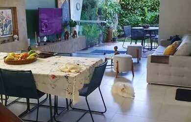 Imagem: A casa em condomínio e possui 5 Dormitórios, 5 Banheiros