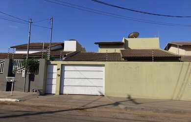 Imagem: A casa possui 3 Dormitórios, 2 Banheiros, 2 Vagas na garagem