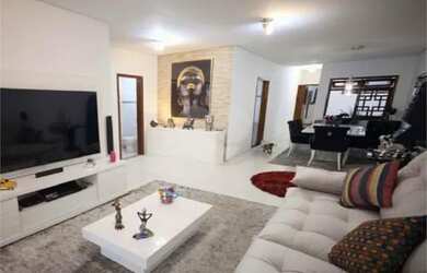 Imagem: A casa possui 3 Dormitórios, 3 Banheiros, 2 Vagas na garagem