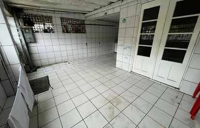 Imagem: A casa possui 4 Dormitórios, 2 Banheiros, 2 Vagas na garagem