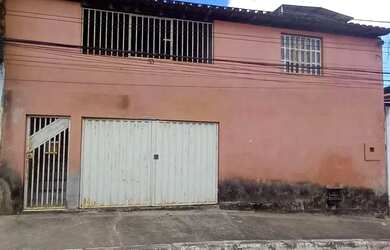 Imagem: A casa possui 3 Dormitórios, 1 Banheiro e 1 Vaga na garagem