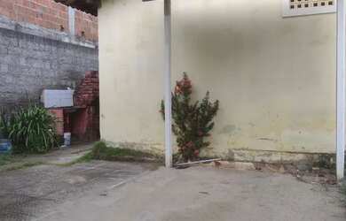 Imagem: A casa possui 3 Dormitórios, 1 Banheiro, 1 Vaga na garagem