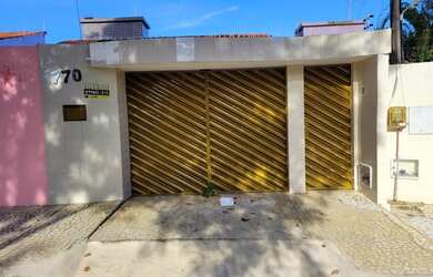 Imagem: A casa possui 4 Dormitórios, 3 Banheiros, 2 Vagas na garagem