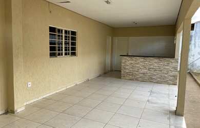 Imagem: A casa possui 3 Dormitórios, 3 Banheiros, 3 Vagas na garagem