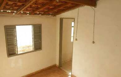 Imagem: A casa possui 2 Dormitórios, 1 Banheiro, 1 Vaga na garagem