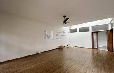 Imagem: A casa possui 3 Dormitórios, 3 Banheiros, 4 Vagas na garagem