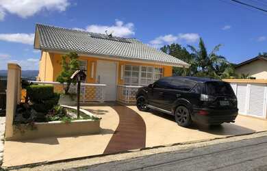 Imagem: A casa possui 3 Dormitórios, 3 Banheiros, 3 Vagas na garagem