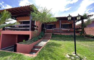 Imagem: A casa possui 5 Dormitórios, 4 Banheiros, 215m² de Área e