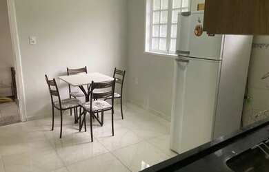 Imagem: A kitnet possui 1 Dormitório, 1 Banheiro, 1 Vaga na garagem