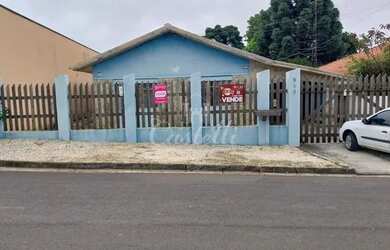 Imagem: A casa possui 3 Dormitórios, 1 Banheiro, 2 Vagas na garagem