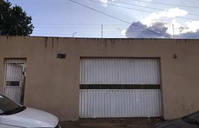 Imagem: A casa possui 3 Dormitórios, 4 Banheiros, 2 Vagas na garagem