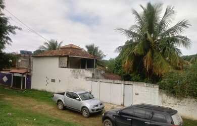 Imagem: A casa possui 3 Dormitórios, 2 Banheiros, 5 Vagas na garagem