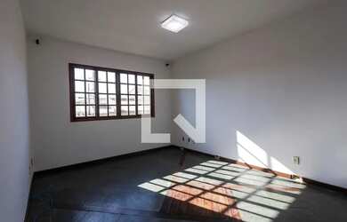 Imagem: A casa possui 2 Dormitórios, 2 Banheiros, 2 Vagas na garagem